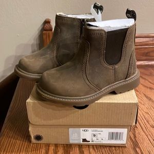 NEW in box unisex Ugg Bolden Chelsea weather waterproof boots kids leather sz 9